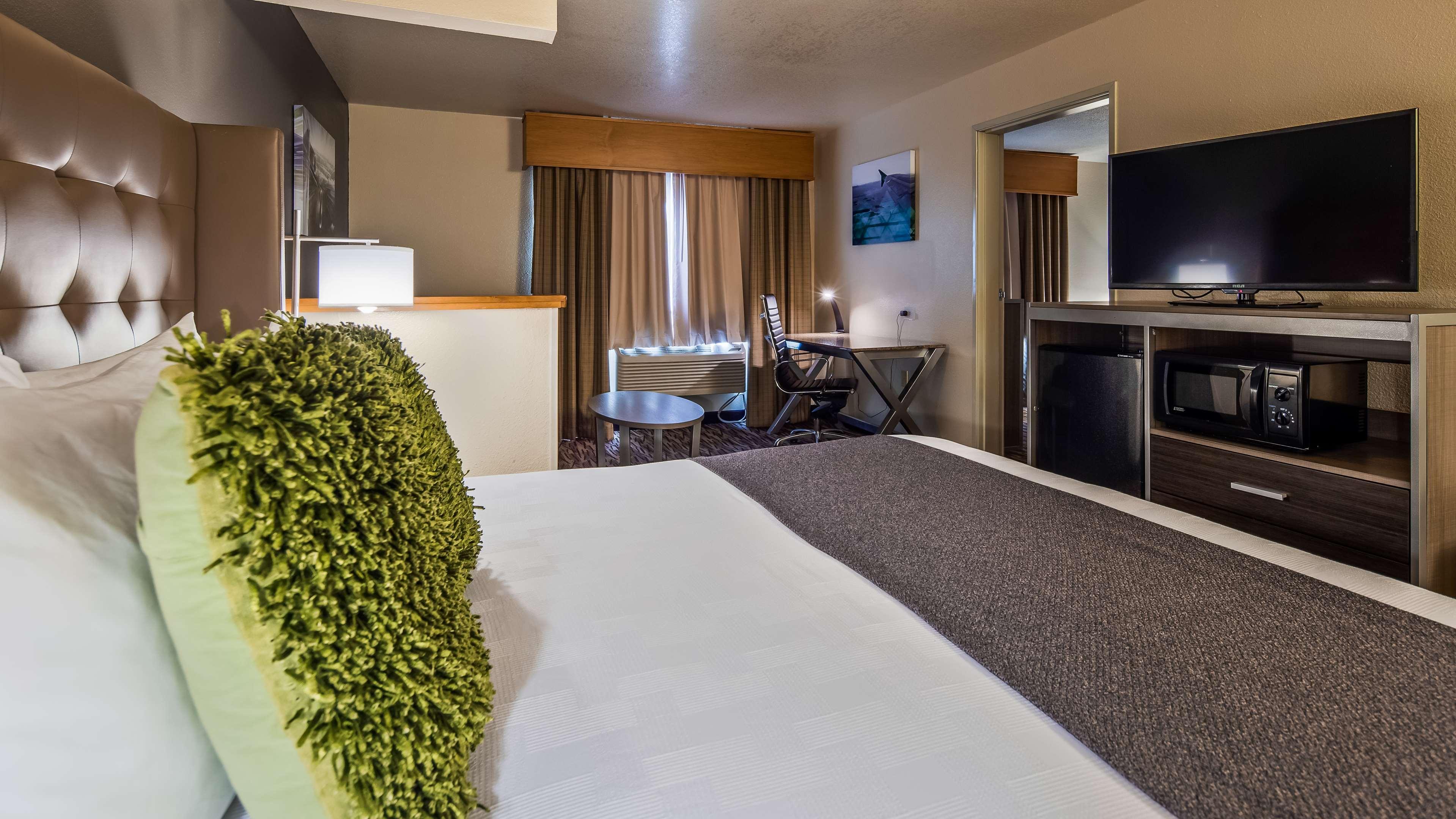 Hotel Western Peppertree Airport 3*