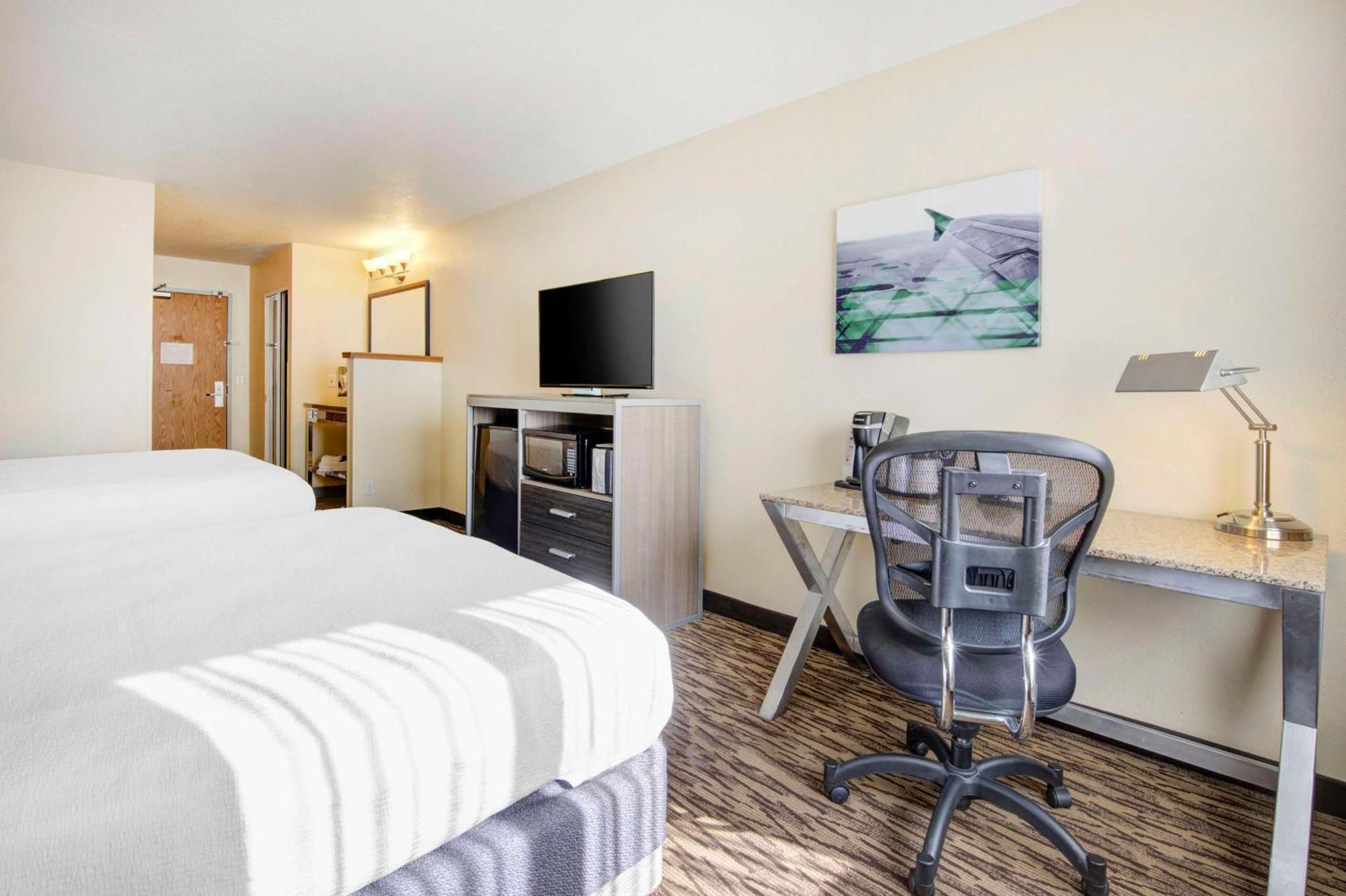 Western Peppertree Airport Hotel